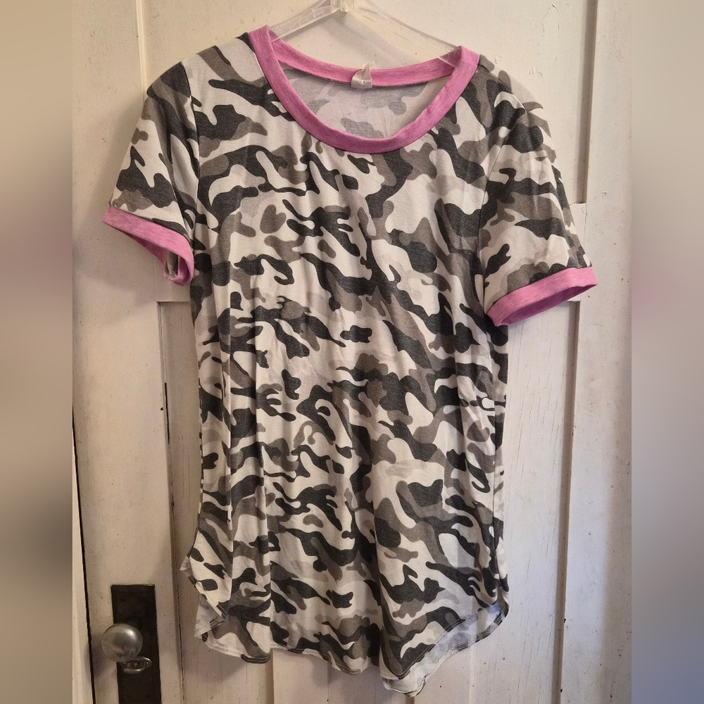 EUC Filly Flair Gray Camo Tee with Pink Trim – Size XL